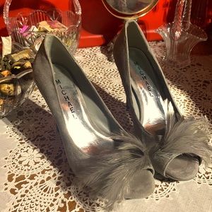 MICHAEL peep toe feather heels-size 6